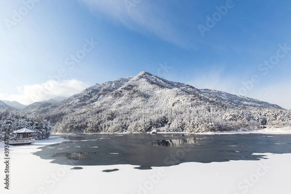 Fototapeta snow covered mountains