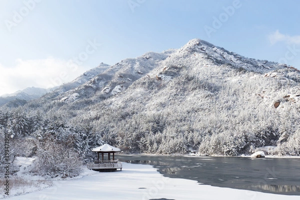 Fototapeta snow covered mountains