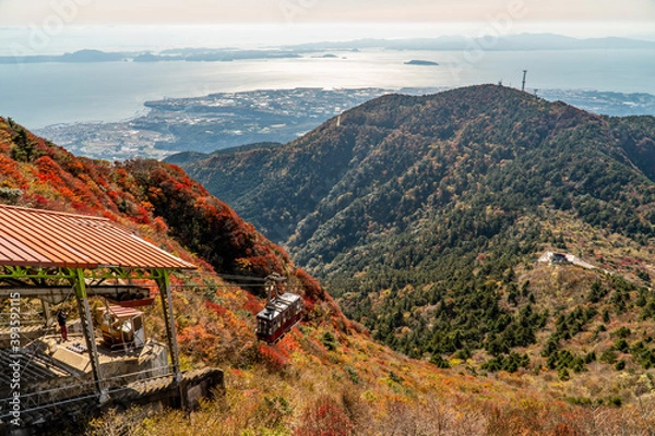Fototapeta 長崎県雲仙市　雲仙仁田峠の紅葉とロープウェイ