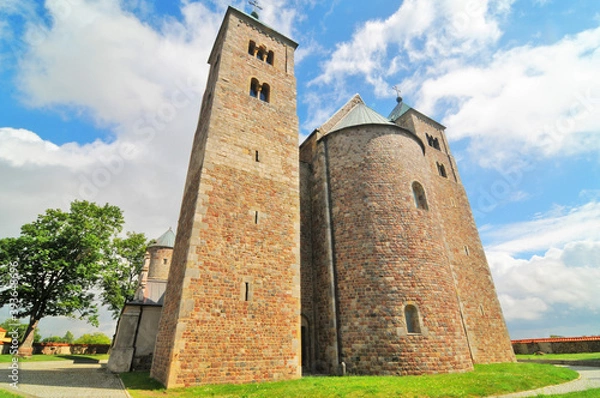 Fototapeta  Romańska Archikolegiata NMP i św. Aleksego w Tumie pod Łęczycą, Polska