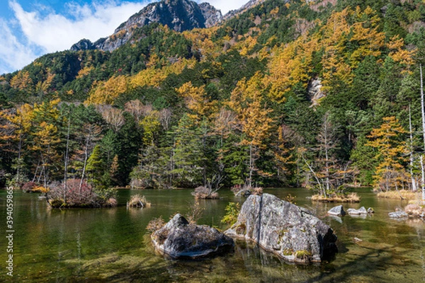 Obraz 晴天の上高地 黄葉の山々と明神池