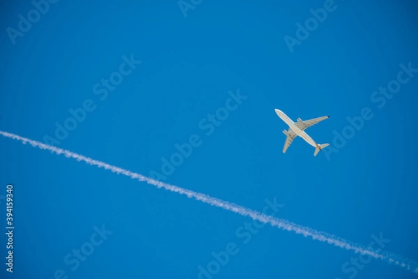Obraz 青空に飛行機雲と飛行機