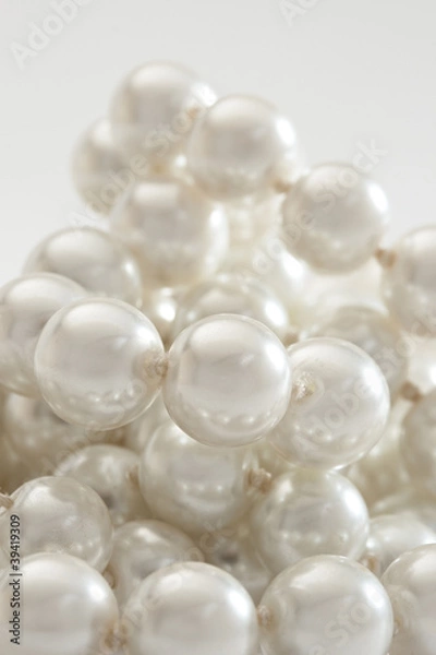 Fototapeta String of pearls on white