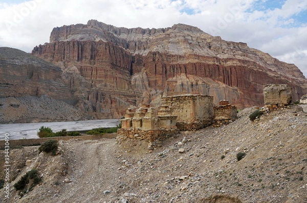 Fototapeta Buddhist chortens and ruins against the background of mountains, on the way to Chusang.  Upper Mustang. Nepal.