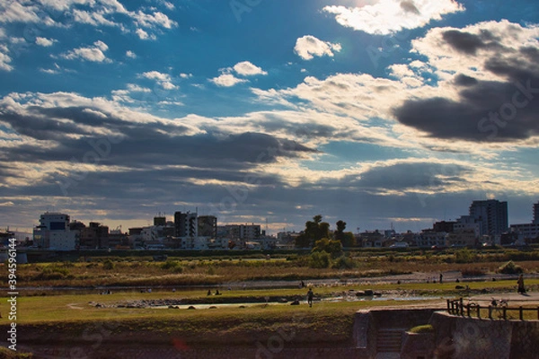 Fototapeta 川沿いで夕日を眺める