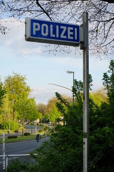Obraz Polizeischild vor einer Polizeiwache in Deutschland