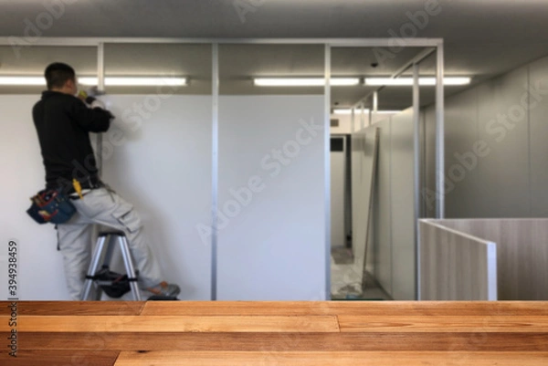 Obraz 建具の工事をする職人