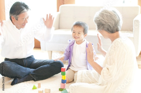 Obraz 孫と積み木で遊ぶ祖父母