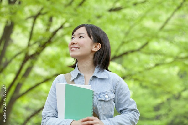 Obraz 笑顔で歩く大学生