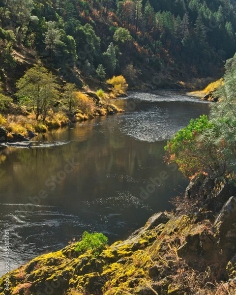 Fototapeta The Trinity river flows through an autumn mountain pass.