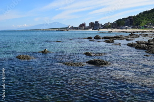 Obraz 湯野浜海岸（ゆのはまかいがん）／ 山形県鶴岡市の湯野浜海岸は、非常にきれいな白砂が広がる海岸です。湯野浜は全国の名所の中から「日本の夕陽百選」にも選ばれたエリアで、日本海に沈む夕陽は大変素晴らしい景観です。湯野浜は日本海トップランクのリゾート地として、五感の全てを満たす多くの魅力にあふれたエリアです。