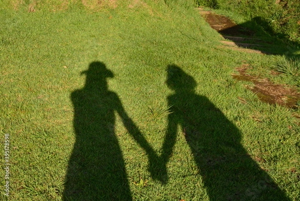 Obraz 仲良く手を繋ぐ友達の影