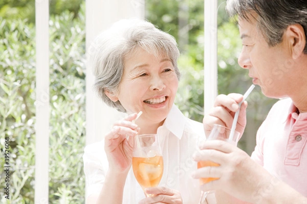 Obraz アイスティーを飲むシニアカップル