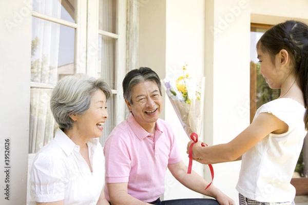 Obraz 孫娘から花束をもらう祖父母