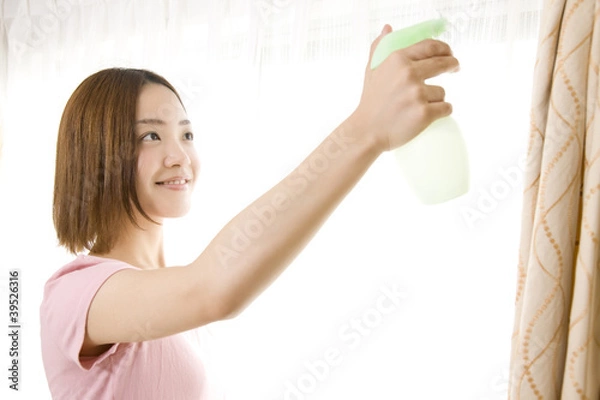 Obraz 消臭スプレーをかける女性