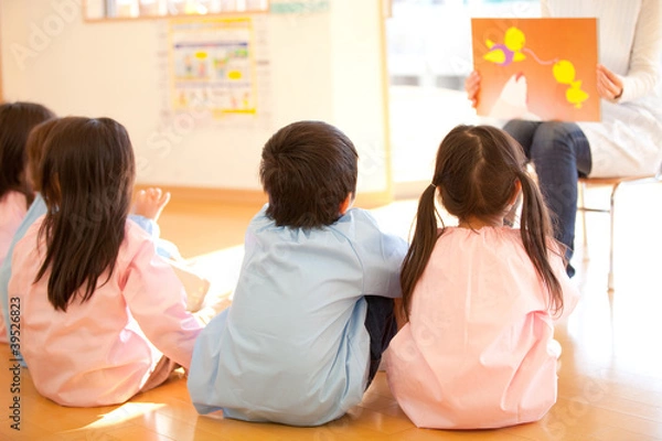 Obraz 紙芝居を見る幼稚園児の後姿