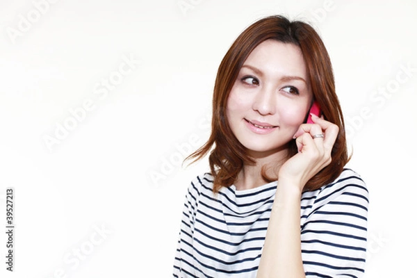 Fototapeta スマートフォンで会話する笑顔の女性