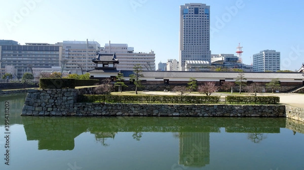 Fototapeta 広島城とビルの街並みが堀に反射している／広島城址公園（広島県）