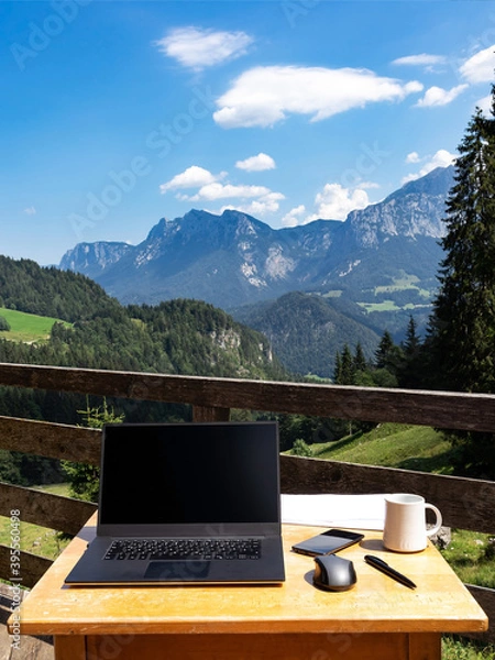 Fototapeta Home Office auf der Alm mit Ausblick auf die Berge