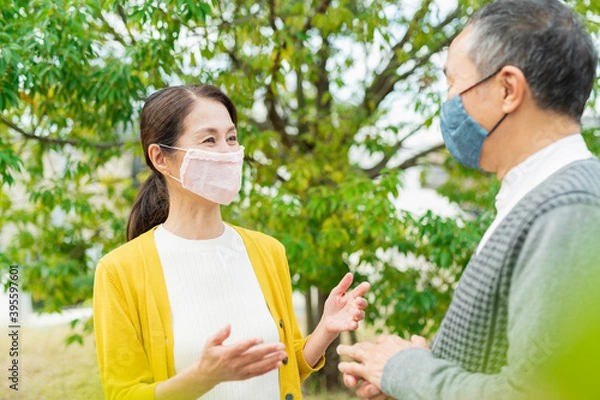 Fototapeta マスクをして出かけるシニア夫婦