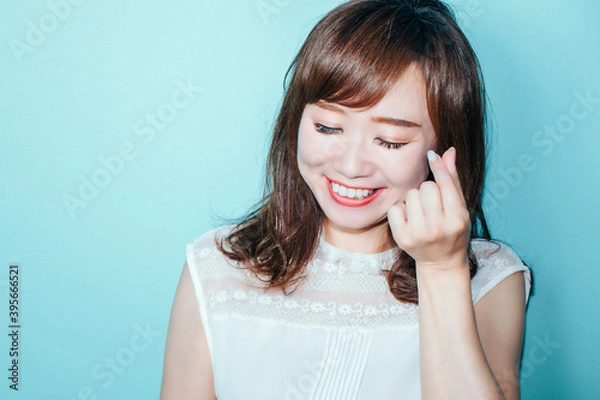 Fototapeta 指ハートをする女性
