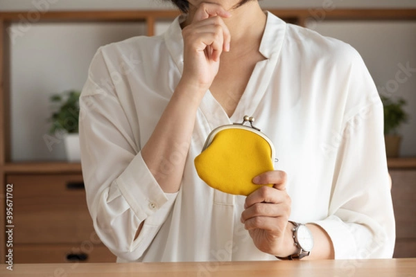 Obraz がま口財布を持って悩む女性