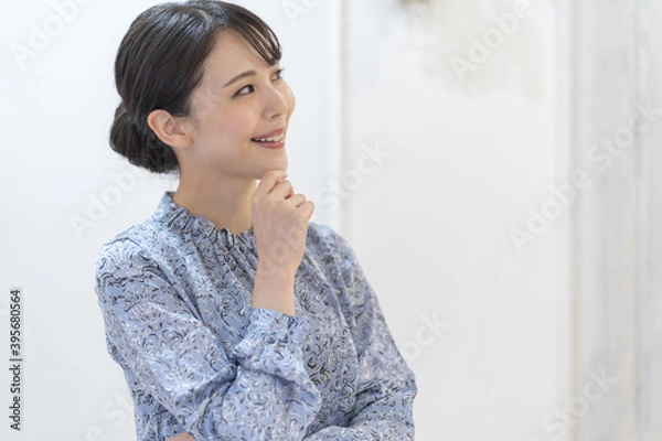 Fototapeta 考える　アジア人女性