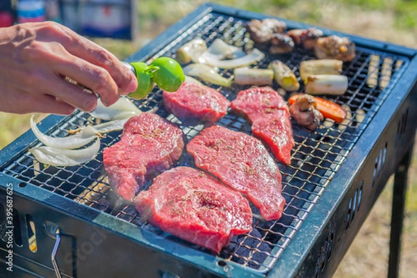 Fototapeta 屋外のオープングリルで牛肉を網焼きしている様子