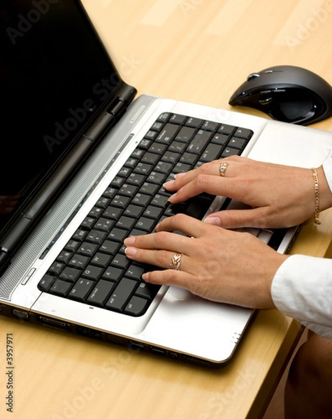 Obraz Kobieta pracuje na laptopie.