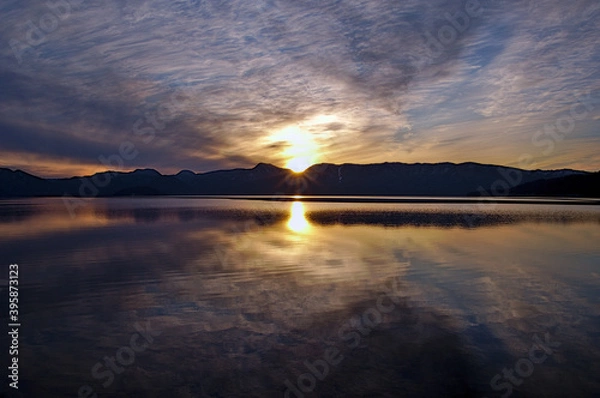 Fototapeta 夕暮れのカルデラ湖