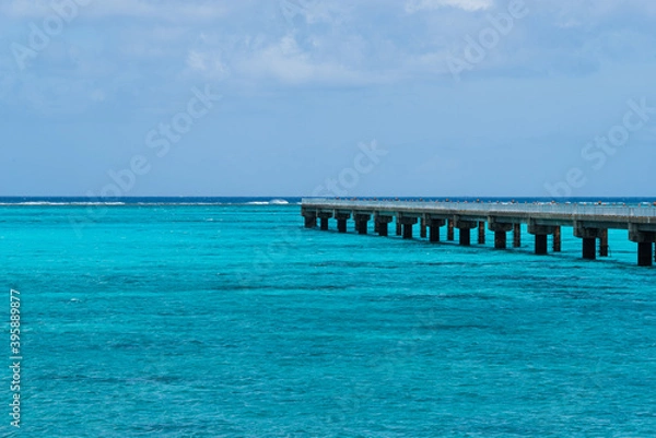 Obraz エメラルドグリーンの海と進入灯