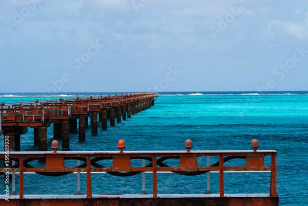 Obraz エメラルドグリーンの海と進入灯