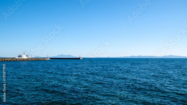 Fototapeta 羅臼漁港と国後島（北方領土）（北海道・羅臼町）