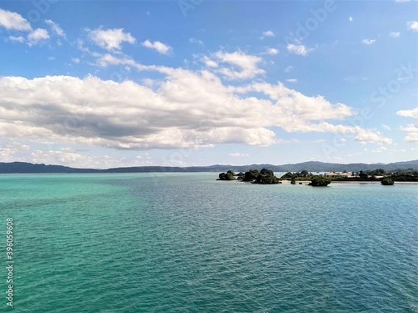 Fototapeta エメラルドグリーンの海に点在する島