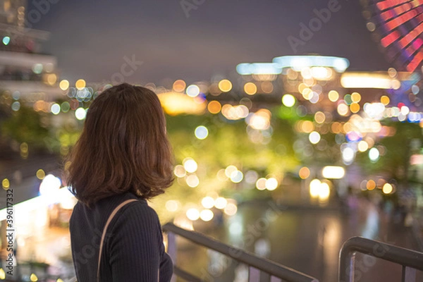Fototapeta 若い女性と綺麗な夜景