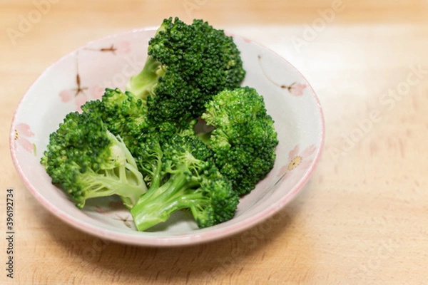 Fototapeta 茹でたブロッコリーを器に盛りつける。温野菜。ヘルシーな食事