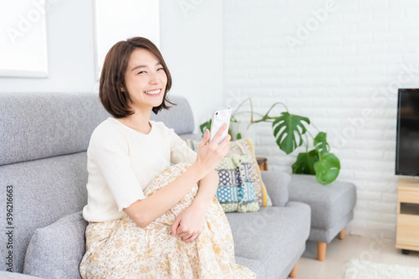 Fototapeta スマホを見る女性