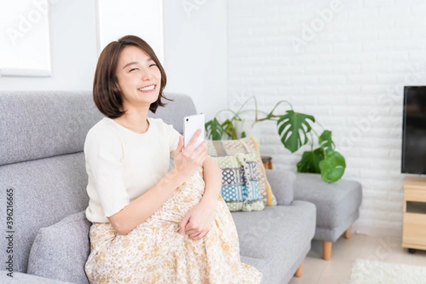 Fototapeta スマホを見る女性