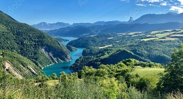 Fototapeta Vue du village de Monteynard sur son lac avec le mont aiguille en fond