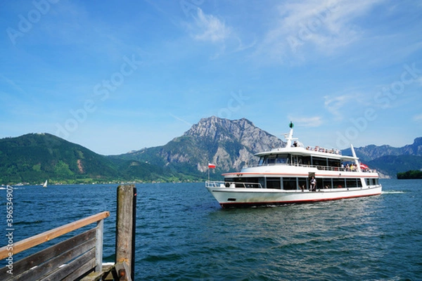 Fototapeta Urlaub am See, Ausflugsboot fährt auf dem Traunsee im sommer, beste Zeit zum Entspannen, im Hintergrund der Berg Traunstein