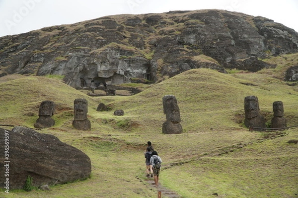 Fototapeta 大地に埋まるモアイ像  / モアイ製造工場 イースター島