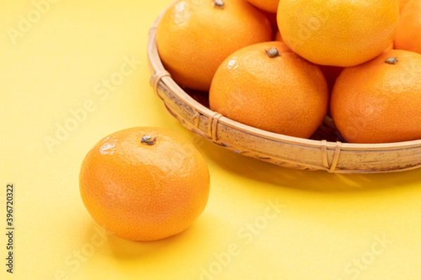 Obraz みかん 黄色の背景