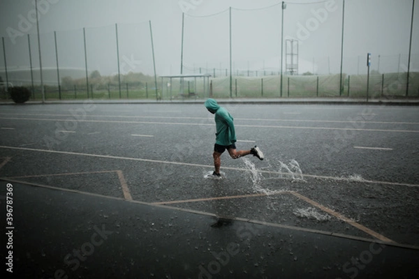 Obraz man runs in the rain
