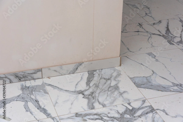 Obraz A working specialist in laying ceramic tiles does his job