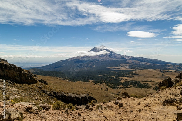 Fototapeta Closeup shot of volcanoes Iztaccihuatl and Popocatepetl in Mexico