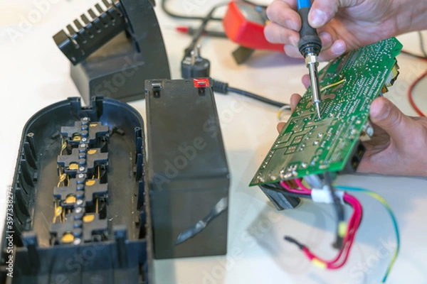 Obraz Service repair of an uninterruptible power supply for office equipment.
