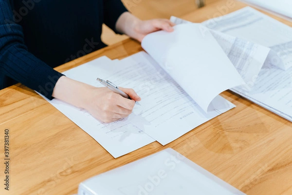 Obraz 確定申告・経理業務をする若い女性