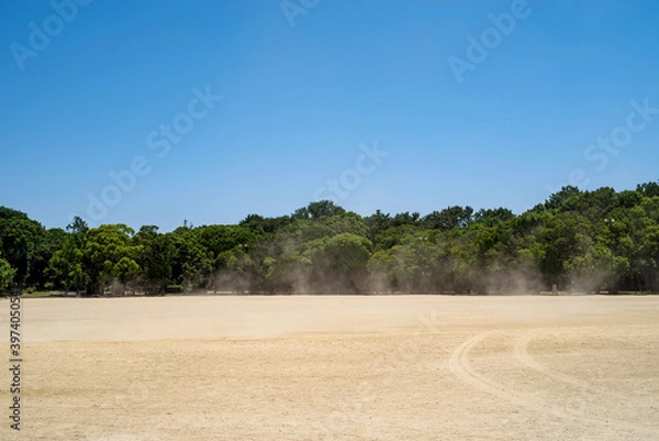 Obraz グラウンド整備中・砂ぼこりのあがる運動場