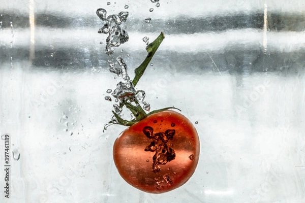 Obraz Tomate im Wasser