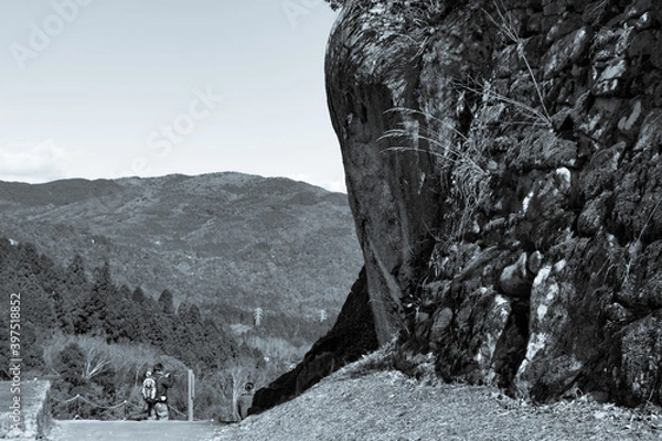 Obraz 巨岩と山が見える風景